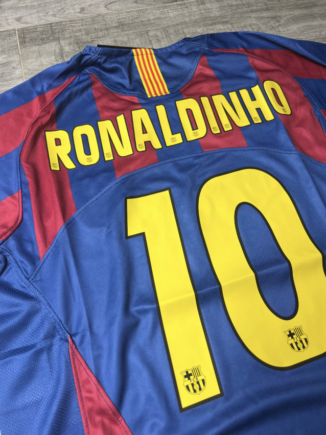 Camisa Retrô Barcelona I 2005/06 Grená - Modelo Retrô