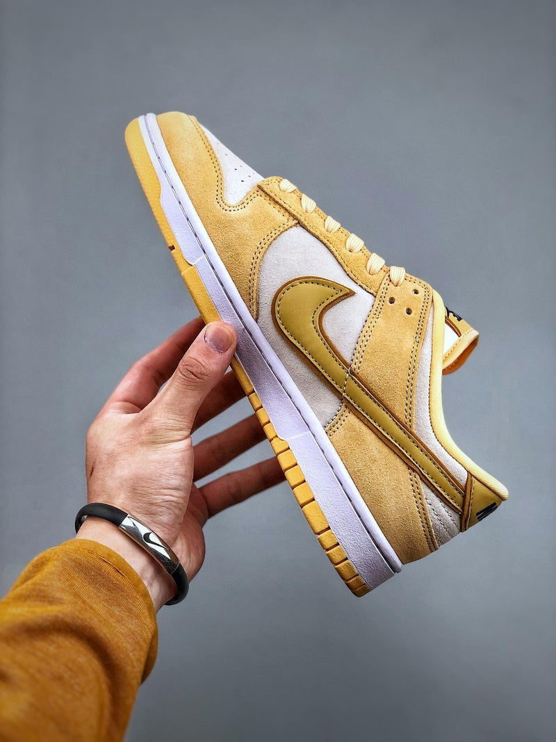 Tênis Nike SB Dunk Low "Gold Suede" - Rei da Pelada