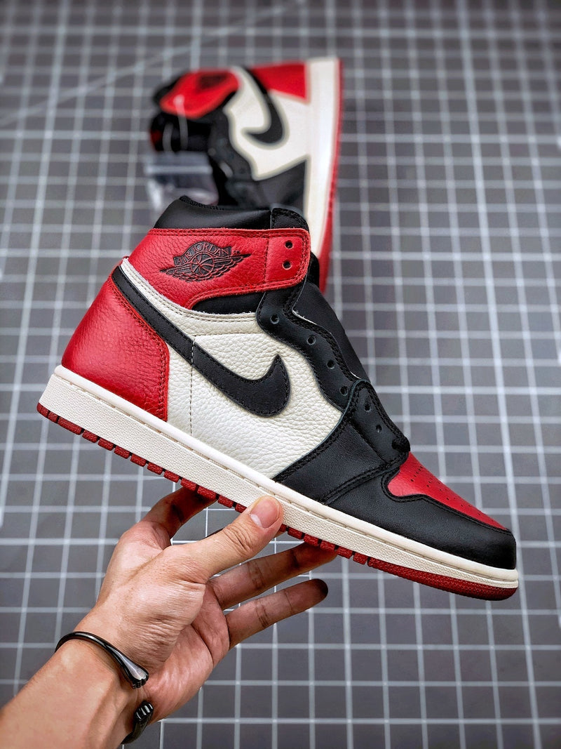 Tênis Nike Air Jordan 1 High Retro 'Bred Toe' - Rei da Pelada