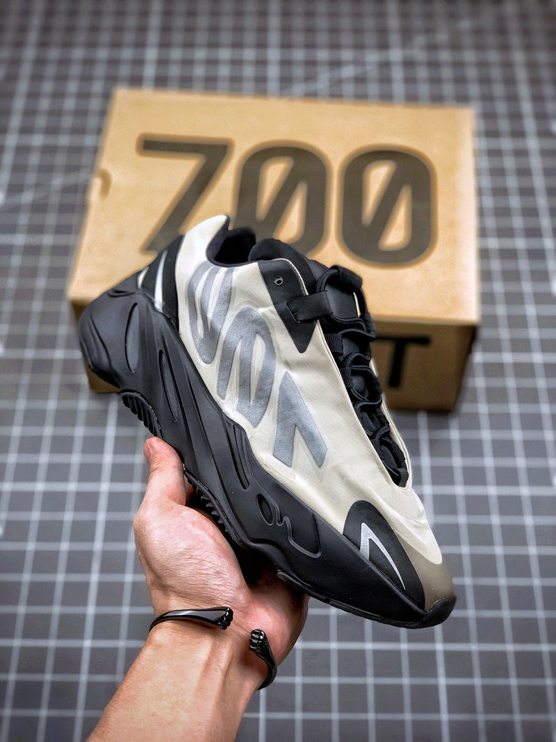 Tênis Adidas Yeezy Boost 700 MNVN - Rei da Pelada