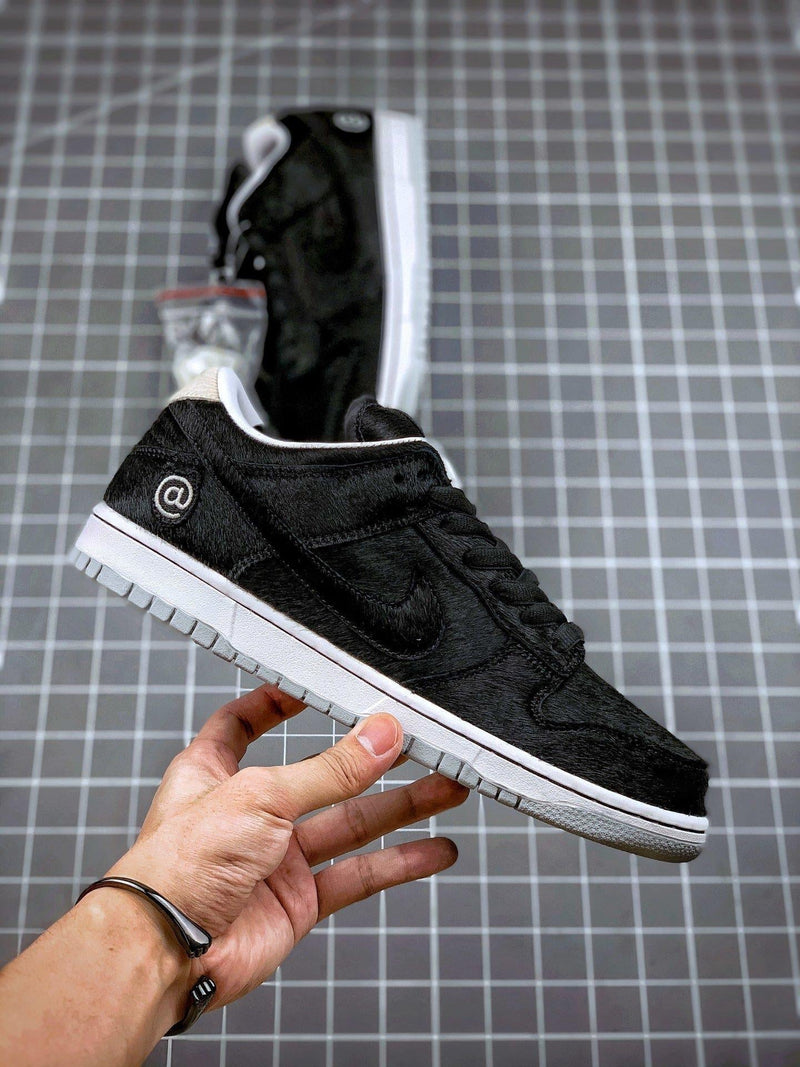 Tênis Nike SB Dunk Low x MEDICOM TOY "BE@RBRICK" - Rei da Pelada