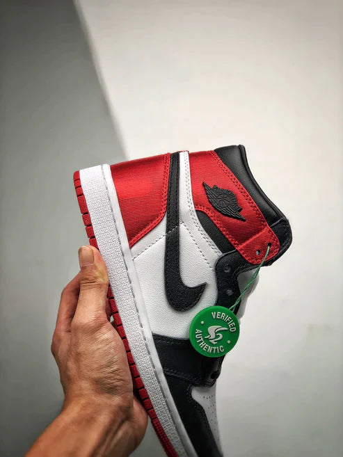 Tênis Nike Air Jordan 1 Retro High "Satin Black Toe" - Rei da Pelada